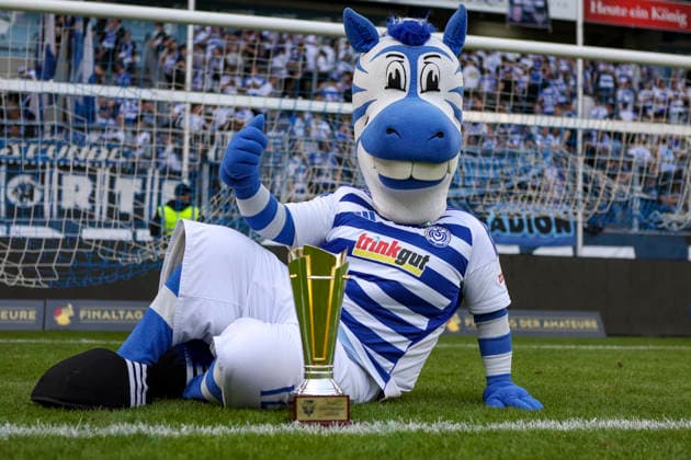 23.05.2026, GER, Fussball, Herren, Niederrheinpokal Finale, Saison 2025 2026, SC St. Tönis - MSV Duisburg das Maskotchen Ennatz zeigt den Niederrheinpokal Duisburg schauinsland-reisen-Arena Nordrhein-Westfalen Deutschland Copyright: xAdrianxSchlüterx
