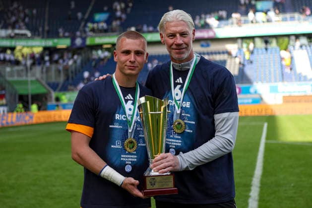 23.05.2026, GER, Fussball, Herren, Niederrheinpokal Finale, Saison 2025 2026, SC St. Tönis - MSV Duisburg Maximilian Braune (MSV Duisburg) und Sven Beuckert zeigen den Niederrheinpoakl Duisburg schauinsland-reisen-Arena Nordrhein-Westfalen Deutschland Copyright: xAdrianxSchlüterx