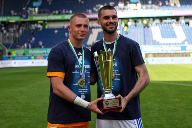 23.05.2026, GER, Fussball, Herren, Niederrheinpokal Finale, Saison 2025 2026, SC St. Tönis - MSV Duisburg Maximilian Braune (MSV Duisburg) und Rasim Bulic (MSV Duisburg) mit dem Niederrheinpokal Duisburg schauinsland-reisen-Arena Nordrhein-Westfalen Deutschland Copyright: xAdrianxSchlüterx