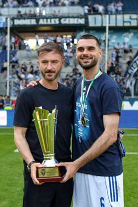 23.05.2026, GER, Fussball, Herren, Niederrheinpokal Finale, Saison 2025 2026, SC St. Tönis - MSV Duisburg Branimir Bajic und Rasim Bulic (MSV Duisburg) mit dem Niederrheinpokal Duisburg schauinsland-reisen-Arena Nordrhein-Westfalen Deutschland Copyright: xAdrianxSchlüterx