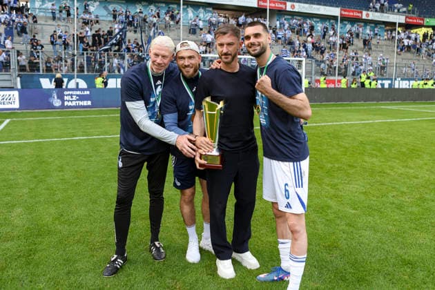 23.05.2026, GER, Fussball, Herren, Niederrheinpokal Finale, Saison 2025 2026, SC St. Tönis - MSV Duisburg Sven Beuckert, Maximilian Dittgen (MSV Duisburg), Branimir Bajic und Rasim Bulic (MSV Duisburg) zeigen den Niederrheinpokal Duisburg schauinsland-reisen-Arena Nordrhein-Westfalen Deutschland Copyright: xAdrianxSchlüterx