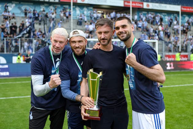 23.05.2026, GER, Fussball, Herren, Niederrheinpokal Finale, Saison 2025 2026, SC St. Tönis - MSV Duisburg Sven Beuckert, Maximilian Dittgen (MSV Duisburg), Branimir Bajic und Rasim Bulic (MSV Duisburg) zeigen den Niederrheinpokal Duisburg schauinsland-reisen-Arena Nordrhein-Westfalen Deutschland Copyright: xAdrianxSchlüterx