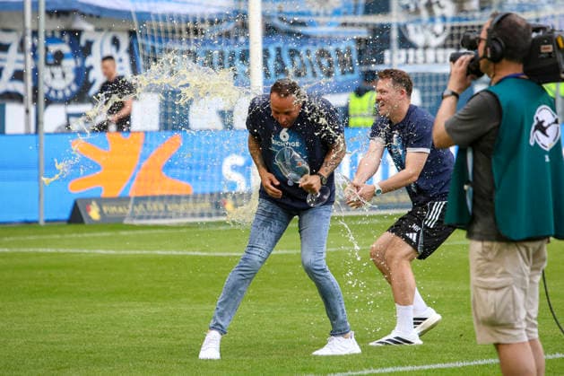 23.05.2026, GER, Fussball, Herren, Niederrheinpokal Finale, Saison 2025 2026, SC St. Tönis - MSV Duisburg Trainer Dietmar Hirsch (MSV Duisburg) bekommt eine Bierdusche von Co-Trainer Marvin Höner Duisburg schauinsland-reisen-Arena Nordrhein-Westfalen Deutschland Copyright: xAdrianxSchlüterx