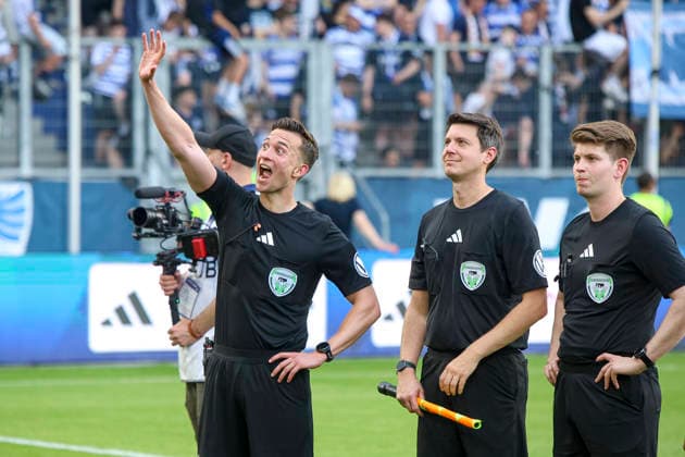 23.05.2026, GER, Fussball, Herren, Niederrheinpokal Finale, Saison 2025 2026, SC St. Tönis - MSV Duisburg Schiedsrichter Jan Peter Weßels gestikuliert, Gestik und Mimik Duisburg schauinsland-reisen-Arena Nordrhein-Westfalen Deutschland Copyright: xAdrianxSchlüterx