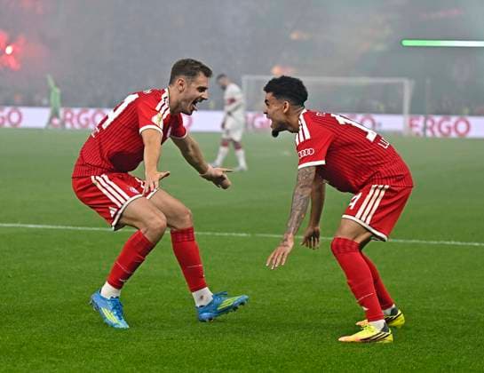 23.05.2026, Fussball DFB-Pokal 2025 2026, Finale, FC Bayern München - VfB Stuttgart, im Olympiastadion Berlin.v.l. Josip Stanisic (Bayern München) und Luis Diaz (FC Bayern München) jubeln