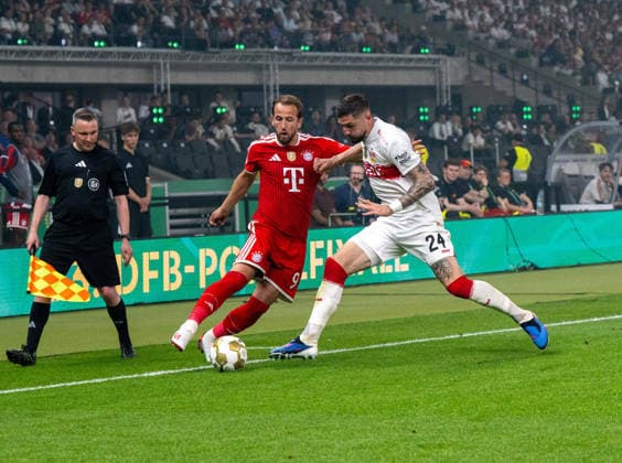 Fußball, Herren, Saison 2025 2026, 83. DFB-Pokal-Finale, FC Bayern München - VfB Stuttgart, v.l. Harry Kane (Bayern München), Jeff Chabot (Stuttgart), 23.05. 2026, Copyright: xMatthiasxKochx