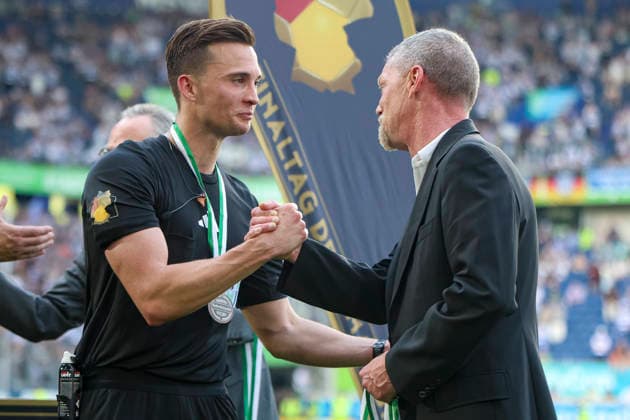 23.05.2026, GER, Fussball, Herren, Niederrheinpokal Finale, Saison 2025 2026, SC St. Tönis - MSV Duisburg Schiedsrichter Jan Peter Weßels shake hands mit Martin Schürmann Duisburg schauinsland-reisen-Arena Nordrhein-Westfalen Deutschland Copyright: xAdrianxSchlüterx