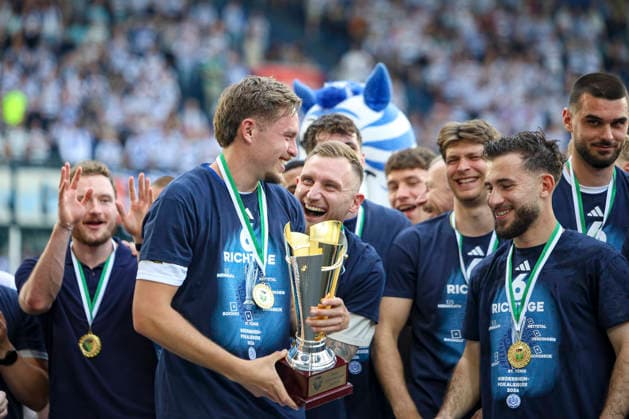 23.05.2026, GER, Fussball, Herren, Niederrheinpokal Finale, Saison 2025 2026, SC St. Tönis - MSV Duisburg Aljaz Casar (MSV Duisburg) hält den Niederrhein Pokal Duisburg schauinsland-reisen-Arena Nordrhein-Westfalen Deutschland Copyright: xAdrianxSchlüterx