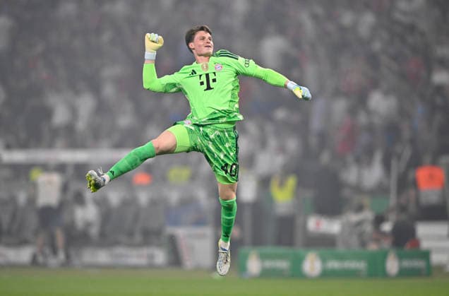 TOR zum 2:0 Harry Kane FC Bayern Muenchen FCB (09) (nicht im Bild) Torjubel bei Torwart Jonas Urbig FC Bayern Muenchen FCB (40) 83. DFB Pokalfinale FC Bayern Muenchen FCB vs VFB Stuttgart Olympiastadion Berlin 23.05.2026 DFL REGULATIONS PROHIBIT ANY USE OF PHOTOGRAPHS AS IMAGE SEQUENCES AND OR QUASI-VIDEO 83. DFB Pokalfinale FC Bayern Muenchen FCB vs VFB Stuttgart