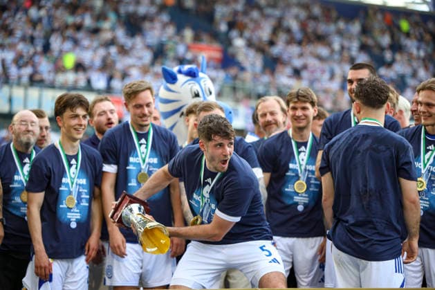23.05.2026, GER, Fussball, Herren, Niederrheinpokal Finale, Saison 2025 2026, SC St. Tönis - MSV Duisburg Tobias Fleckstein (MSV Duisburg) hält den Niederrhein Pokal Duisburg schauinsland-reisen-Arena Nordrhein-Westfalen Deutschland Copyright: xAdrianxSchlüterx