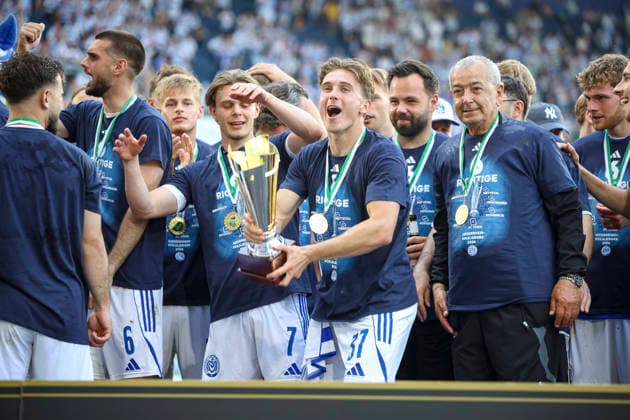 23.05.2026, GER, Fussball, Herren, Niederrheinpokal Finale, Saison 2025 2026, SC St. Tönis - MSV Duisburg Patrick Sussek (MSV Duisburg) hält den Niederrhein Pokal Duisburg schauinsland-reisen-Arena Nordrhein-Westfalen Deutschland Copyright: xAdrianxSchlüterx