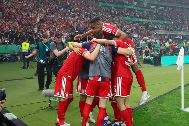 die Mannschaft freut sich ueber das Tor von Harry Kane 9 (FC Bayern Muenchen) zum 2:0, FC Bayern Muenchen vs. VfB Stuttgart, Fussball, 83. DFB-Pokalfinale, 23.05.2026 DFL DFB regulations prohibit any use of photographs as image sequences and or quasi-video Berlin Berlin Deutschland