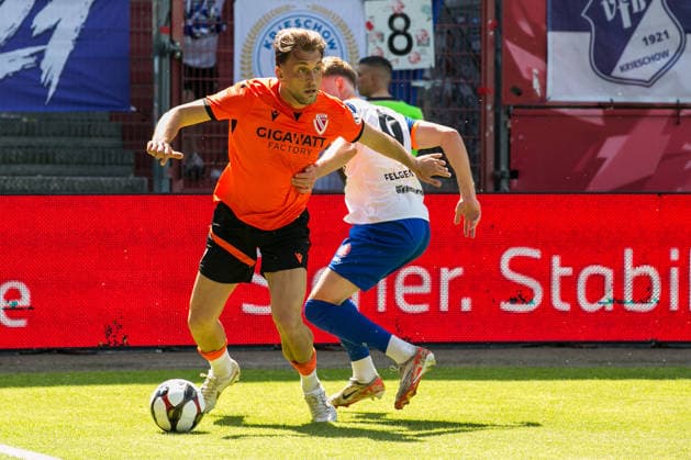 Cottbus, Deutschland 23. Mai 2026: Landespokal Brandenburg - 2025 2026 - Finale - FC Energie Cottbus gegen VfB Krieschow Im Bild: v. li. im Zweikampf Dennis Slamar (Energie Cottbus) und Leo Felgenträger Felgentraeger (VfB Krieschow) DFB regulations prohibit any use of photographs as image sequences and or quasi-video. LEAG Energie Stadion Brandenburg Copyright: xFotostandx xWeilandx
