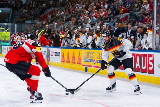 ZURICH, SWITZERLAND - MAY 23: Andreas Eder (Germany, 43) in the battle for the puck with Paul Stapelfeld (Austria, 18) during the Preliminary Round - Group A Match 41 between Austria and Germany at the IIHF Ice hockey, Eishockey World Championship, WM, Weltmeisterschaft 2026, Swiss Life Arena on May 23, 2026 in Zurich, Switzerland. Zurich Switzerland Copyright: xTimoxSteinx