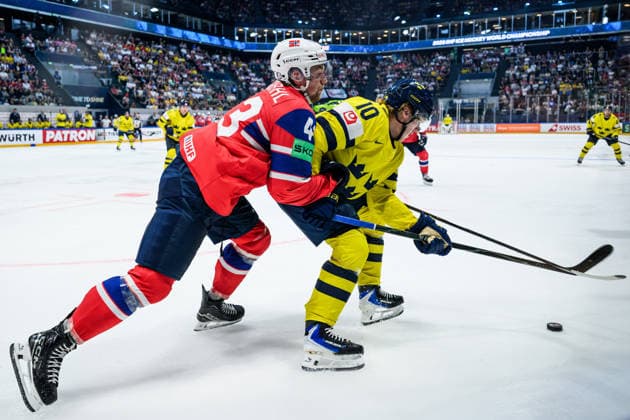 260523 Max Krogdahl of Norway and Simon Holmström of Sweden during the 2026 IIHF Ice hockey, Eishockey World Championship, WM, Weltmeisterschaft match between Norway and Sweden on May 23, 2026 in Fribourg. Photo: Jesper Zerman BILDBYRAN kod JZ JZ0727 ishockey ice hockey ishockey-vm 2026 vm 2026 iihf world championship norge norway sverige sweden bbeng Copyright: JESPERxZERMAN BB260523JZ035