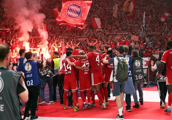 Sport Bilder des Tages Fussball, Herren, DFB-Pokal Finale, Saison 2025 2026, FC Bayern München - VFB Stuttgart, Olympiastadion Berlin 3:0 durch Harry Kane (FC Bayern München) Tor, Torjubel bei den Fans DFB, DFL regulations prohibit any use of photographs as image sequences and or quasi-video