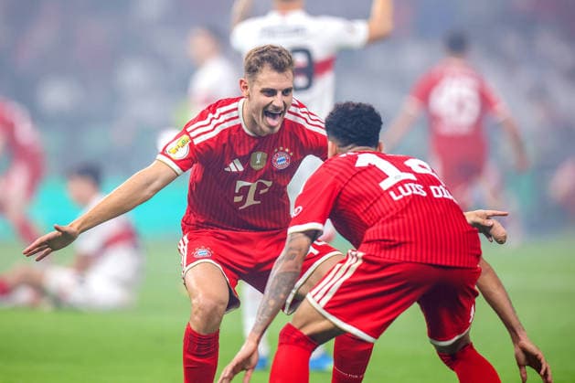 23.05.2026, Fußball, 83. DFB-Pokal Finale,, FC Bayern München - VfB Stuttgart, Olympioastadion Berlin, Saison 2025 2026: Torjubel nach dem Tor zum 2:0 durch Torschütze Harry Kane (FC Bayern Muenchen 09) im Bild Josip Stanisic (FC Bayern Muenchen 44) mit Luis Diaz (FC Bayern Muenchen 14) DFB regulations prohibit any use of photographs as image sequences and or quasi-video. Berlin Deutschland