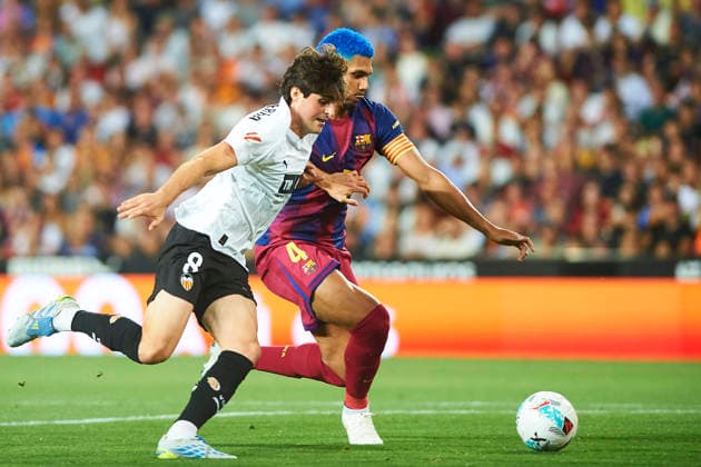 Javi Guerra (Valencia CF) and Ronald Araujo FC Barcelona, Barca during the LaLiga EA Sports match between Valencia CF and FC Barcelona at Estadio de Mestalla on May 23, 2026 in Valencia, Spain. (Photo by Maria Jose Segovia DeFodi Images) -