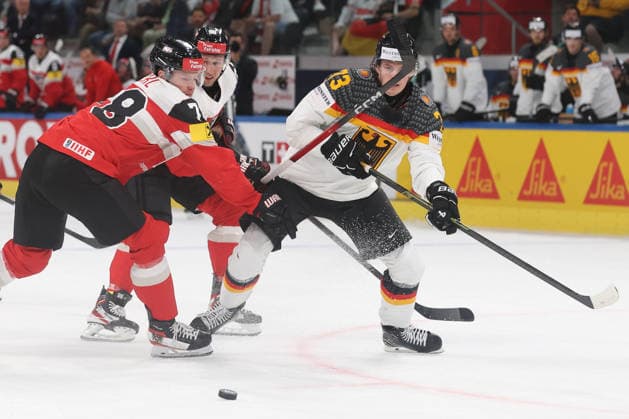 23.05.2026 Swiss Life Arena Zuerich , SCHWEIZ, Herren Eishockey IIHF World Championship, WM, Weltmeisterschaft Zurich 2026 Gruppe A AUT - GER Thimo Nickl (li,AUT) gegen Lukas Reichel (GER)