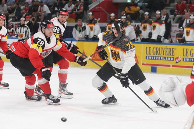 23.05.2026 Swiss Life Arena Zuerich , SCHWEIZ, Herren Eishockey IIHF World Championship, WM, Weltmeisterschaft Zurich 2026 Gruppe A AUT - GER Thimo Nickl (li,AUT) gegen Lukas Reichel (GER)