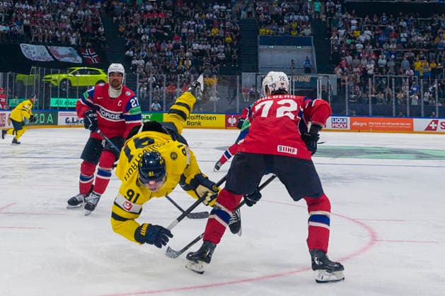 Sport Bilder des Tages FRIBOURG, SWITZERLAND - MAY 23: Stian Solberg of Norway R) against Carl Grundstrom of Sweden C) during the 2026 IIHF Ice hockey, Eishockey World Championship, WM, Weltmeisterschaft Switzerland game between Norway and Sweden at BCF Arena on May 23, 2026 in Fribourg, Fribourg. Fribourg BCF Arena Fribourg Switzerland *** FRIBOURG, SWITZERLAND MAY 23 Stian Solberg of Norway R against Carl Grundstrom of Sweden C during the 2026 IIHF Ice Hockey World Championship Switzerland game between Norway and Sweden at BCF Arena on May 23, 2026 in Fribourg, Fribourg Fribourg BCF Arena Fribourg Switzerland Copyright: xJustPictures.ch JarixPestelaccix jp-en-EuSpIm-JP6_JAR_Norway_Sweden_23May2026_00060