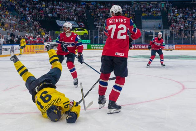 FRIBOURG, SWITZERLAND - MAY 23: Stian Solberg of Norway R) against Carl Grundstrom of Sweden C) during the 2026 IIHF Ice hockey, Eishockey World Championship, WM, Weltmeisterschaft Switzerland game between Norway and Sweden at BCF Arena on May 23, 2026 in Fribourg, Fribourg. Fribourg BCF Arena Fribourg Switzerland Copyright: xJustPictures.ch JarixPestelaccix jp-en-EuSpIm-JP6_JAR_Norway_Sweden_23May2026_00063