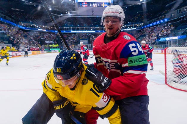 FRIBOURG, SWITZERLAND - MAY 23: Simon Holmstrom of Sweden L) against Sander Hurrod of Norway R) during the 2026 IIHF Ice hockey, Eishockey World Championship, WM, Weltmeisterschaft Switzerland game between Norway and Sweden at BCF Arena on May 23, 2026 in Fribourg, Fribourg. Fribourg BCF Arena Fribourg Switzerland Copyright: xJustPictures.ch JarixPestelaccix jp-en-EuSpIm-JP6_JAR_Norway_Sweden_23May2026_00071