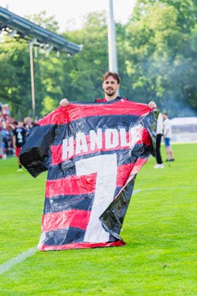 Simon Handle (Viktoria Köln, 07) mit Riesenbanner mit seinem NAmen Fortuna Köln vs. FC Viktoria Köln, Fussball, Landespokal Mittelrhein 2025 26, Finale, Saison 2025 26, 23.05.2026, Fortuna Köln vs. FC Viktoria Köln, Fussball, Landespokal Mittelrhein, Finale, Saison 2025 26, 23.05.2026 Köln Copyright: xEibner-Pressefoto LukasxBaldygax EP_LBA