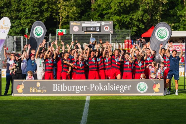 Viktoria Koeln Pokaluebergabe Fortuna Köln vs. FC Viktoria Köln, Fussball, Landespokal Mittelrhein 2025 26, Finale, Saison 2025 26, 23.05.2026, Fortuna Köln vs. FC Viktoria Köln, Fussball, Landespokal Mittelrhein, Finale, Saison 2025 26, 23.05.2026 Köln Copyright: xEibner-Pressefoto LukasxBaldygax EP_LBA