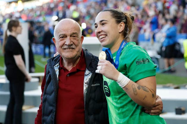 Barcelona goalkeeper Cata Coll celebrates with her grandfather after winning the Champions League final against Olympique Lyonnais at the Ullevaal Stadium in Oslo, Norway, 23 May 2026. FC Barcelona, Barca vs Olympique de Lyon !ACHTUNG: NUR REDAKTIONELLE NUTZUNG!  Copyright: xAlbertoxEstévezx GRAF068 20260523-55020382998_1