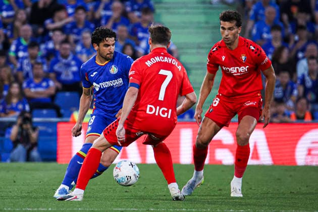 Getafe vs. Osasuna, on the 38th matchday of the 2025 26 Spanish First Division May 23, 2026, Getafe, Madrid, Spain: Arambarri dribbles Moncayola and Torro during the Spanish championship LaLiga football match between Getafe and Osasuna on 23 May 2026 at Estadio El Coliseum in Getafe, Madrid, Spain. Madrid Madrid Spain Copyright: xAlejandroxMatiasx