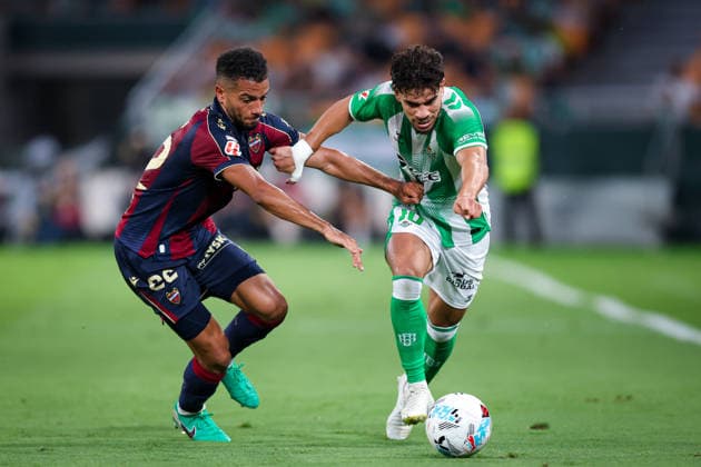ESP: LaLiga EA Sports Real Betis v Levante UD; Jeremy Toljan of Levante battles for possession with Abdessamad Ezzalzouli of Real Betis during LaLiga EA Sports, between Real Betis v Levante UD played at La Cartuja Stadium, Sevilla on May 23rd, 2026 in Spain; Sevilla Spain Futbol Copyright: xRafaelxRomanx xAgenciaxLOFx
