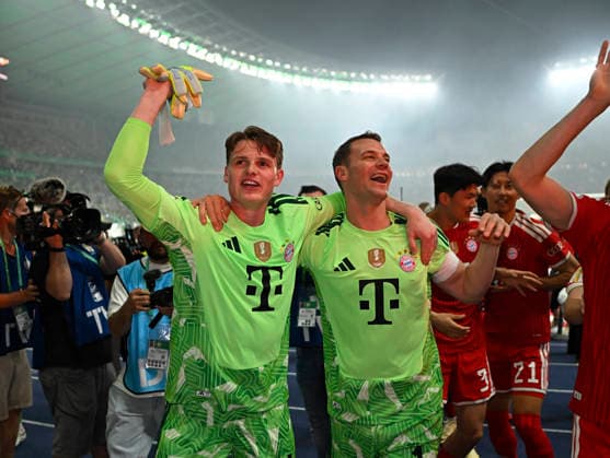 23.05.2026, Fussball DFB-Pokal 2025 2026, Finale, FC Bayern München - VfB Stuttgart, im Olympiastadion Berlin. v.l. Torwart Jonas Urbig (FC Bayern München) und Torwart Manuel Neuer (FC Bayern München)