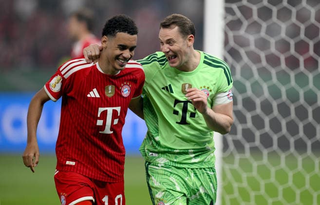 Fussball DFB Pokal Finale 2025 2026 in Berlin FC Bayern Muenchen - VfB Stuttgart 23.05.2026 Jubel FC Bayern Muenchen nach dem Sieg und DFB Pokal Sieger , v. li., Jamal Musiala mit Torwart Manuel Neuer