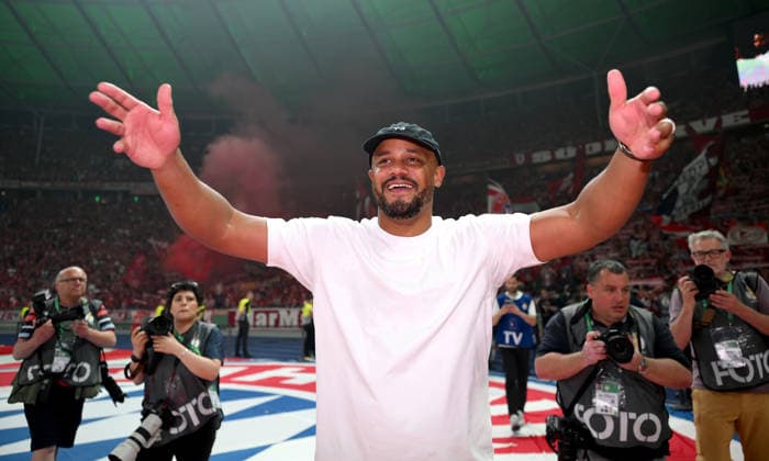 Fussball DFB Pokal Finale 2025 2026 in Berlin FC Bayern Muenchen - VfB Stuttgart 23.05.2026 Jubel FC Bayern Muenchen nach dem Sieg und DFB Pokal Sieger , Trainer Vincent Kompany jubelt in der Fankurve