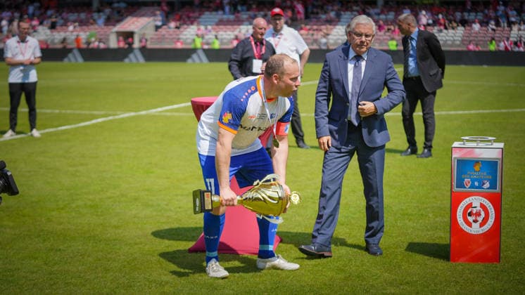 Fußball, Herren, Saison 2025 2026, Landespokal Brandenburg, Finale, Finaltag der Amateure, FC Energie Cottbus vs. VfB 1921 Krieschow, Samstag 23.05.2026, LEAG Energie Stadion Cottbus, Im Bild: Andy Hebler mit der Tropäe des Brandenburger Landespokals Brandenburg Deutschland