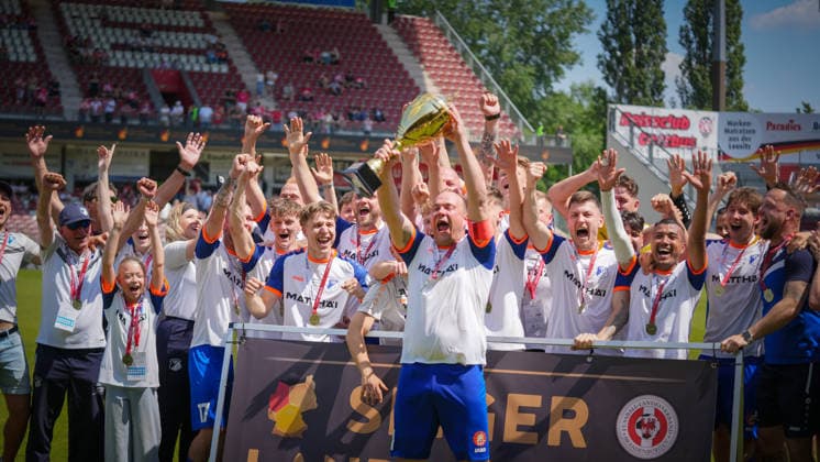 Fußball, Herren, Saison 2025 2026, Landespokal Brandenburg, Finale, Finaltag der Amateure, FC Energie Cottbus vs. VfB 1921 Krieschow, Samstag 23.05.2026, LEAG Energie Stadion Cottbus, Im Bild: Der VfB Krieschow feiert den Sieg im Brandenburger Landespokal Brandenburg Deutschland