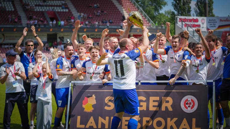 Fußball, Herren, Saison 2025 2026, Landespokal Brandenburg, Finale, Finaltag der Amateure, FC Energie Cottbus vs. VfB 1921 Krieschow, Samstag 23.05.2026, LEAG Energie Stadion Cottbus, Im Bild: Der VfB Krieschow feiert den Sieg im Brandenburger Landespokal Brandenburg Deutschland