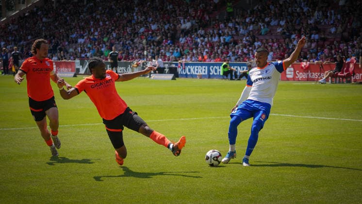 Fußball, Herren, Saison 2025 2026, Landespokal Brandenburg, Finale, Finaltag der Amateure, FC Energie Cottbus vs. VfB 1921 Krieschow, Samstag 23.05.2026, LEAG Energie Stadion Cottbus, Im Bild: Anderson Lucoqui (l. Energie) und Miguel Pereira Rodrigues (r. Krieschow) Brandenburg Deutschland
