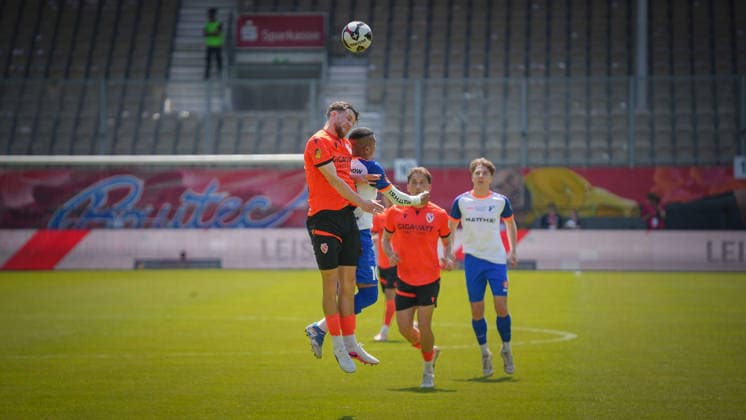 Fußball, Herren, Saison 2025 2026, Landespokal Brandenburg, Finale, Finaltag der Amateure, FC Energie Cottbus vs. VfB 1921 Krieschow, Samstag 23.05.2026, LEAG Energie Stadion Cottbus, Im Bild: Tim Campulka (l. Energie) und Miguel Pereira Rodrigues (r. Krieschow) Brandenburg Deutschland