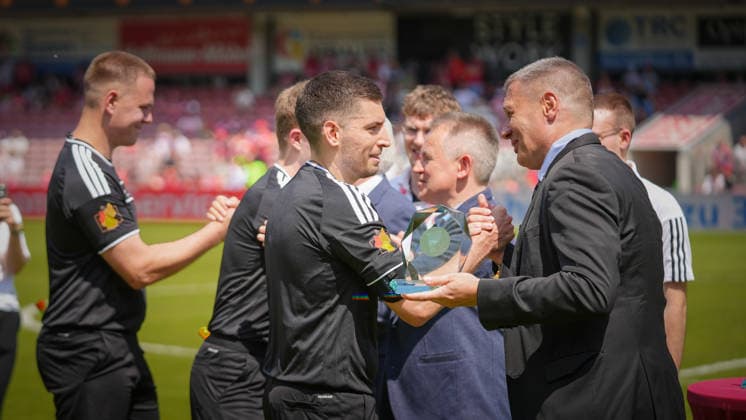 Fußball, Herren, Saison 2025 2026, Landespokal Brandenburg, Finale, Finaltag der Amateure, FC Energie Cottbus vs. VfB 1921 Krieschow, Samstag 23.05.2026, LEAG Energie Stadion Cottbus, Im Bild: Das Schiedsrichter-Gespann wird nach Abpfiff geehrt Brandenburg Deutschland