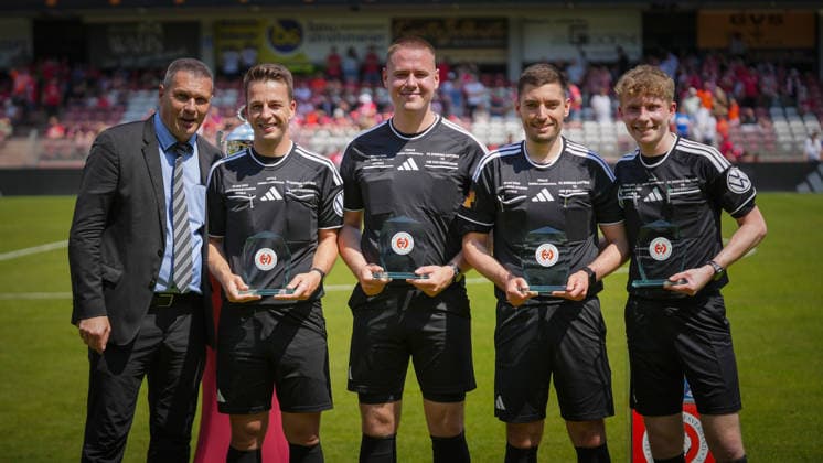 Fußball, Herren, Saison 2025 2026, Landespokal Brandenburg, Finale, Finaltag der Amateure, FC Energie Cottbus vs. VfB 1921 Krieschow, Samstag 23.05.2026, LEAG Energie Stadion Cottbus, Im Bild: v.l. Marko Schmidt (Vorsitzender SR-Ausschuss Brandenburg), Daniel Läser, Nils Böhme, Max Göldner und Jakob Scheibner Brandenburg Deutschland