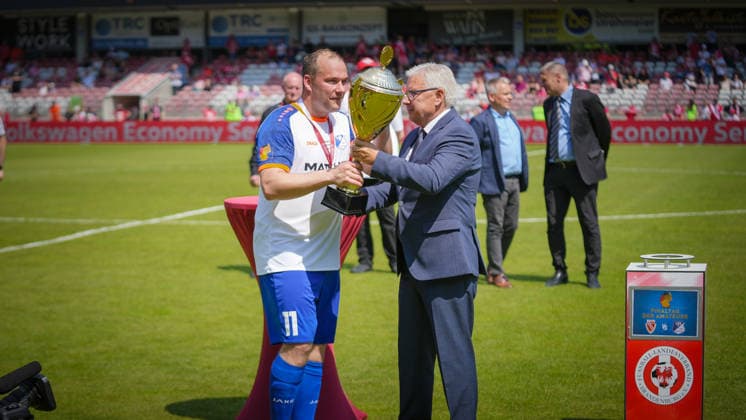 Fußball, Herren, Saison 2025 2026, Landespokal Brandenburg, Finale, Finaltag der Amateure, FC Energie Cottbus vs. VfB 1921 Krieschow, Samstag 23.05.2026, LEAG Energie Stadion Cottbus, Im Bild: Jens Kaden (Präsident FLB) überreicht den Pokal an Andy Hebler (Kapitän Krieschow) Brandenburg Deutschland