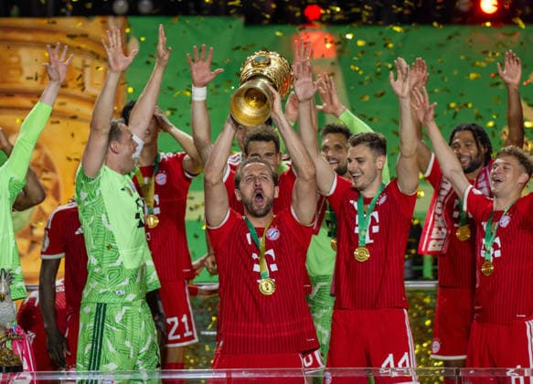 Fußball, Herren, Saison 2025 2026, 83. DFB-Pokal-Finale, FC Bayern München - VfB Stuttgart, Siegerehrung Bayern, Harry Kane (Bayern München) mit Pokal, 23.05. 2026, Copyright: xMatthiasxKochx
