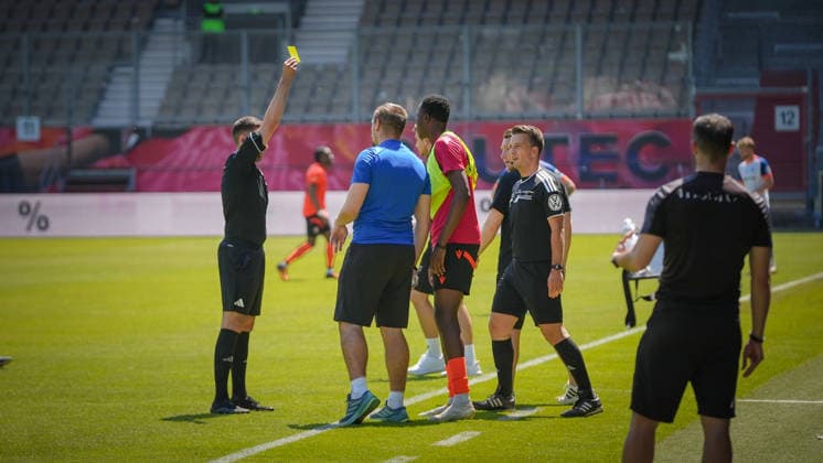 Fußball, Herren, Saison 2025 2026, Landespokal Brandenburg, Finale, Finaltag der Amateure, FC Energie Cottbus vs. VfB 1921 Krieschow, Samstag 23.05.2026, LEAG Energie Stadion Cottbus, Im Bild: Max Göldner (l.) zeigt gegen die Energie Bank eine gelbe Karte Brandenburg Deutschland