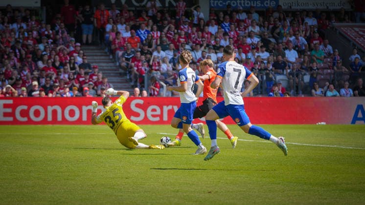 Fußball, Herren, Saison 2025 2026, Landespokal Brandenburg, Finale, Finaltag der Amateure, FC Energie Cottbus vs. VfB 1921 Krieschow, Samstag 23.05.2026, LEAG Energie Stadion Cottbus, Im Bild: Sebastian Mellack (gelb, Krieschow) und Ted Tattermusch (orange, Energie) Brandenburg Deutschland