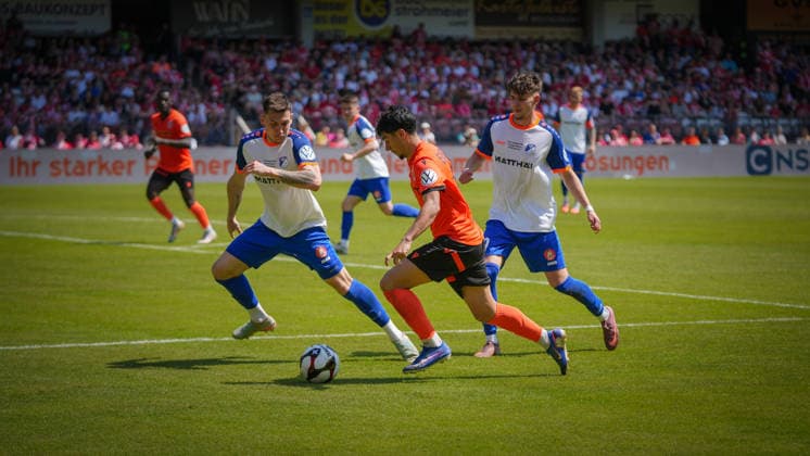 Fußball, Herren, Saison 2025 2026, Landespokal Brandenburg, Finale, Finaltag der Amateure, FC Energie Cottbus vs. VfB 1921 Krieschow, Samstag 23.05.2026, LEAG Energie Stadion Cottbus, Im Bild: v.l. Tobias Gerstmann (Krieschow), Can Moustfa (Energie) und Toby Michalski (Krieschow) Brandenburg Deutschland