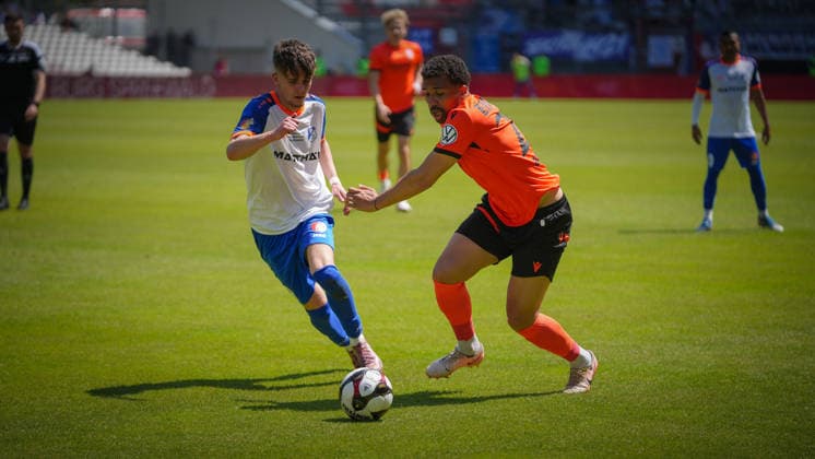 Fußball, Herren, Saison 2025 2026, Landespokal Brandenburg, Finale, Finaltag der Amateure, FC Energie Cottbus vs. VfB 1921 Krieschow, Samstag 23.05.2026, LEAG Energie Stadion Cottbus, Im Bild: Toby Michalski (l. Krieschow) und Merveille Biankadi (r. Energie) Brandenburg Deutschland