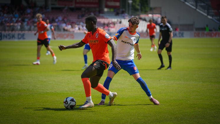 Fußball, Herren, Saison 2025 2026, Landespokal Brandenburg, Finale, Finaltag der Amateure, FC Energie Cottbus vs. VfB 1921 Krieschow, Samstag 23.05.2026, LEAG Energie Stadion Cottbus, Im Bild: Toby Michalski (r. Krieschow) und Merveille Biankadi (l. Energie) Brandenburg Deutschland
