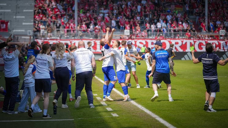 Fußball, Herren, Saison 2025 2026, Landespokal Brandenburg, Finale, Finaltag der Amateure, FC Energie Cottbus vs. VfB 1921 Krieschow, Samstag 23.05.2026, LEAG Energie Stadion Cottbus, Im Bild: Jubel beim VfB Krieschow um Kapitän Andy Hebler nach Abpfiff auf der Auswechselbank Brandenburg Deutschland